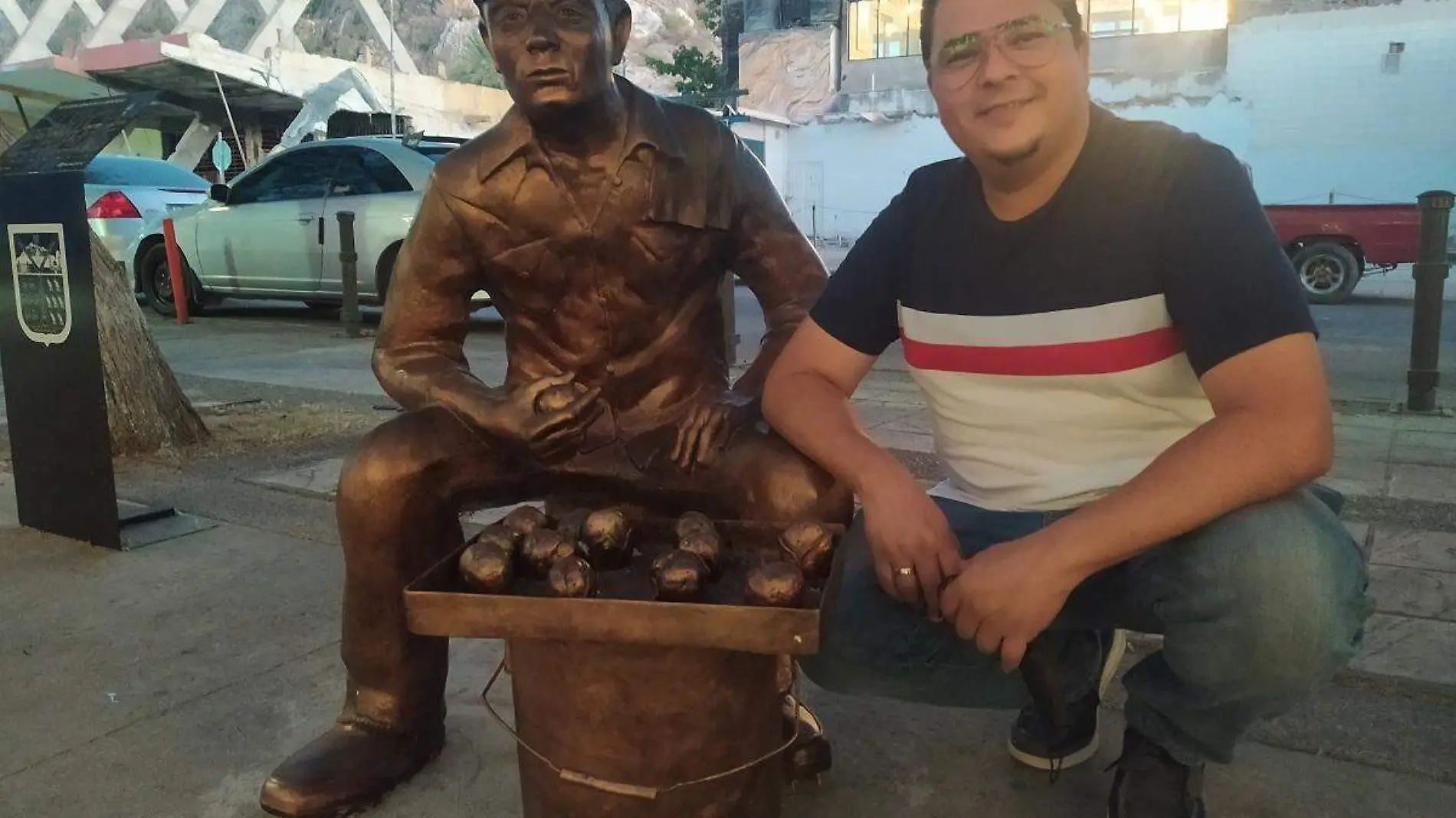 Darío Sotelo es autor de la escultura El vendedor de pitahayas